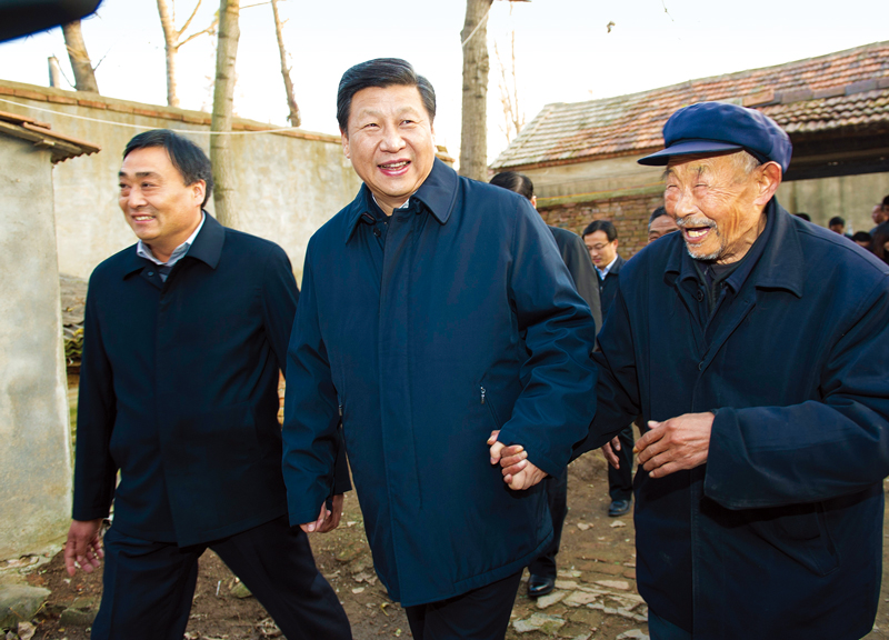 　2013年11月24日至28日，中共中央總書記、國家主席、中央軍委主席習(xí)近平在山東考察。 這是25日下午，習(xí)近平在地處沂蒙老區(qū)的臨沭縣曹莊鎮(zhèn)朱村親切地拉著83歲的“老支前”王克昌的手去他家看望。 新華社記者 謝環(huán)馳/攝